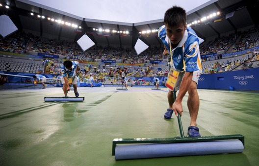 Heavy rain interrupts the tennis match of the Olympics. Besides, outdoor competitions like baseball and softball are also amongst the directly affected by the weather [Xinhua]