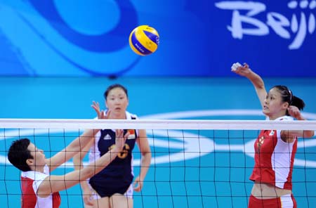 Feng Kun (L) and Zhao Ruirui (R) of China compete during the match China VS Cuba in women's preliminary pool A of the Beijing 2008 Olympic Games volleyball event in Beijing, China, Aug. 13, 2008. Cuba beat China 3-2. (Xinhua/Zhao Zhongzhi) 