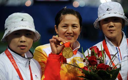 Gold medalist Zhang Juanjuan(C) of China, silver medalist Park Sung-Hyun(R) and bronze medalist Yun Ok-Hee, both of the Republic of Korea, stand on the podium at the awarding ceremony of the women's individual final of archery at Beijing 2008 Olympic Games in Beijing, China, Aug. 14, 2008. Zhang claimed the title in this event with a total of 110.