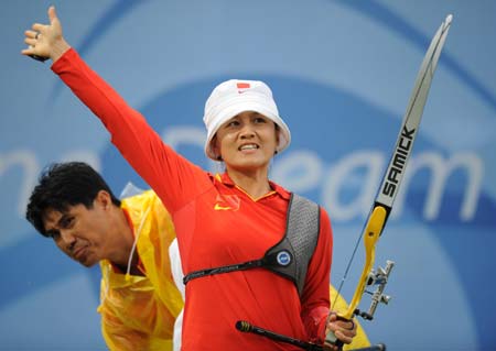 Zhang Juanjuan of China waves to spectators after winning the women's individual final of archery against Park Sung-Hyun of Republic of Korea at Beijing 2008 Olympic Games in Beijing, China, Aug. 14, 2008. Zhang claimed the title in this event with a total of 110. 