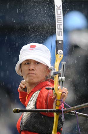 Zhang Juanjuan of China competes during the women's individual final of archery against Park Sung-Hyun of the Republic of Korea at Beijing 2008 Olympic Games in Beijing, China, Aug. 14, 2008. Zhang claimed the title in this event with a total of 110. 