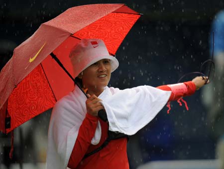 Zhang Juanjuan of China waves to spectators prior to the women's individual final of archery against Park Sung-Hyun of Republic of Korea at Beijing 2008 Olympic Games in Beijing, China, Aug. 14, 2008. Zhang claimed the title in this event with a total of 110. 