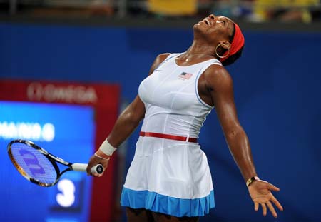 Serena Williams of the United States competes against Elena Dementieva of Russia during the women's singles quarterfinal of the Beijing 2008 Olympic Games tennis event at the Beijing Olympic Green Tennis Court in Beijing, China, Aug. 14, 2008. Elena Dementieva won the match 2-1.(Xinhua/Zou Zheng)