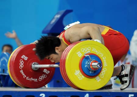 Lu Yong of China kisses the bar after men's 85kg group A competition of the Beijing 2008 Olympic Games weightlifting event in Beijing, China, Aug. 15, 2008. Lu Yong won the gold with a total of 394 kg.(Xinhua/Yang Lei)