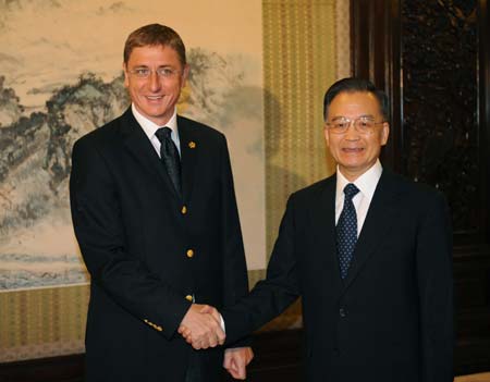 Chinese Premier Wen Jiabao (R) meets with Hungarian Prime Minister Ferenc Gyurcsany in Beijing, China, Aug. 14, 2008. 