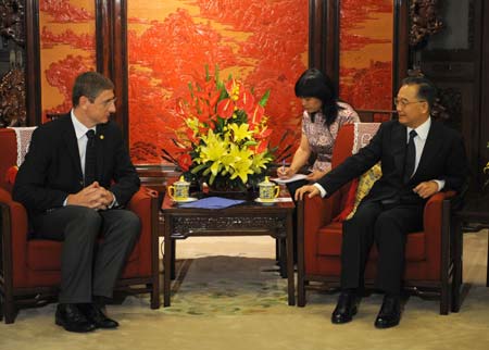 Chinese Premier Wen Jiabao (R) meets with Hungarian Prime Minister Ferenc Gyurcsany in Beijing, China, Aug. 14, 2008. 