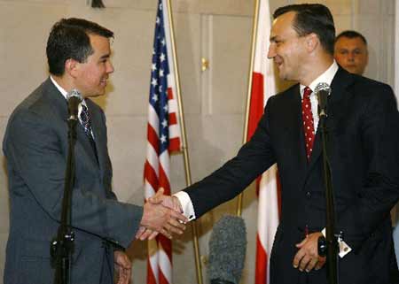 US chief negotiator John Rood (L) shakes hands with Polish Foreign Minister Radoslaw Sikorski after their missile shield preliminary deal was signed at the Ministry of Foreign Affairs in Warsaw August 14, 2008. (Xinhua/Reuters Photo)
