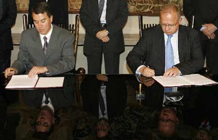 US chief negotiator John Rood (L) and Polish Deputy Foreign Minister Andrzej Kremer sign a missile shield preliminary deal at the Ministry of Foreign Affairs in Warsaw August 14, 2008. (Xinhua/Reuters Photo)