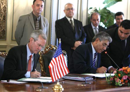 Top US diplomat for the Middle East, David Welch (Front left) and Ahmed al-Fatouri (Front right), head of America affairs in Libya's Foreign Ministry, are seen during the ceremony of signing a cooperation agreement, in front of members of both delegations, in Tripoli, Libya Thursday, Aug. 14, 2008.(Xinhua/AFP Photo)