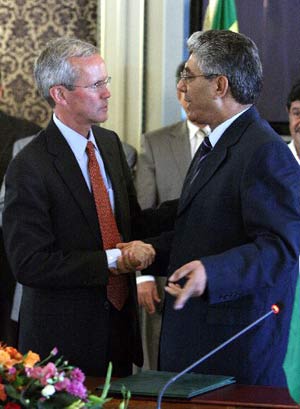 Top US diplomat for the Middle East, David Welch (L) and Ahmed al-Fatouri (R), head of America affairs in Libya's Foreign Ministry, shake hands after signing a cooperation agreement in Tripoli, Libya Thursday, Aug. 14, 2008.(Xinhua/AFP Photo)