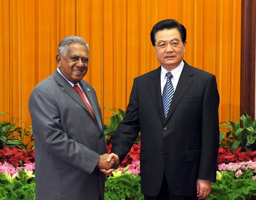 Chinese President Hu Jintao (right) shakes hands with Singaporean President S. R. Nathan during their meeting in Beijing on Friday, August 15, 2008. [Photo: Xinhua]