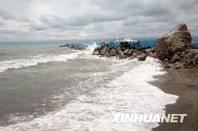 Qinghai Lake, China's largest inland salt water lake, as shown in this photo taken on August 11, 2008. [Photo: Xinhua]