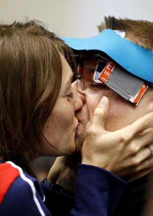  Matthew Emmons of the United States kisses his wife Katerina Emmons after the men's 50m rifle prone final of Shooting at Beijing 2008 Olympic Games in Beijing, China, Aug. 15, 2008. Matthew Emmons won the silver medal in this event. [Bao Feifei/Xinhua]