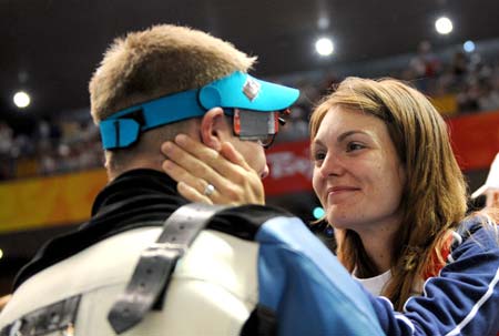 Matthew Emmons of the United States talks with his wife Katerina Emmons after the men's 50m rifle prone final of Shooting at Beijing 2008 Olympic Games in Beijing, China, Aug. 15, 2008. Matthew Emmons won the silver medal in this event. [Bao Feifei/Xinhua]