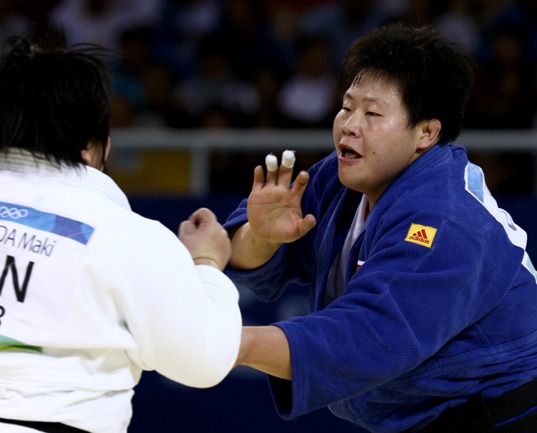 China's Tong Wen defeated reigning champion Maki Tsukada with eight seconds to go in heavyweight judo final on Friday at the Olympics, making the Chinese girl to be the first grand slam champion at the age of 25. Tong ipponed 26-year-old Tsukada with only eight seconds left in the five-minute showdown of women's over 78kg category judo when she was still behind the Japanese in score with an early lost of yuko. [Xinhua]