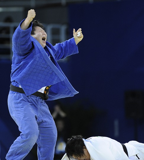 China's Tong Wen defeated reigning champion Maki Tsukada with eight seconds to go in heavyweight judo final on Friday at the Olympics, making the Chinese girl to be the first grand slam champion at the age of 25. Tong ipponed 26-year-old Tsukada with only eight seconds left in the five-minute showdown of women's over 78kg category judo when she was still behind the Japanese in score with an early lost of yuko. [Xinhua]