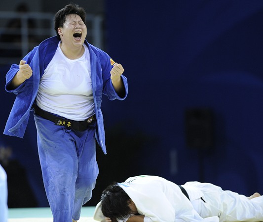 China's Tong Wen defeated reigning champion Maki Tsukada with eight seconds to go in heavyweight judo final on Friday at the Olympics, making the Chinese girl to be the first grand slam champion at the age of 25. Tong ipponed 26-year-old Tsukada with only eight seconds left in the five-minute showdown of women's over 78kg category judo when she was still behind the Japanese in score with an early lost of yuko. [Xinhua]