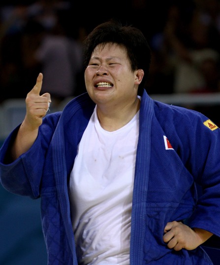 China's Tong Wen defeated reigning champion Maki Tsukada with eight seconds to go in heavyweight judo final on Friday at the Olympics, making the Chinese girl to be the first grand slam champion at the age of 25. Tong ipponed 26-year-old Tsukada with only eight seconds left in the five-minute showdown of women's over 78kg category judo when she was still behind the Japanese in score with an early lost of yuko. [Xinhua]