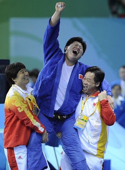 China's Tong Wen defeated reigning champion Maki Tsukada with eight seconds to go in heavyweight judo final on Friday at the Olympics, making the Chinese girl to be the first grand slam champion at the age of 25. Tong ipponed 26-year-old Tsukada with only eight seconds left in the five-minute showdown of women's over 78kg category judo when she was still behind the Japanese in score with an early lost of yuko. [Xinhua]