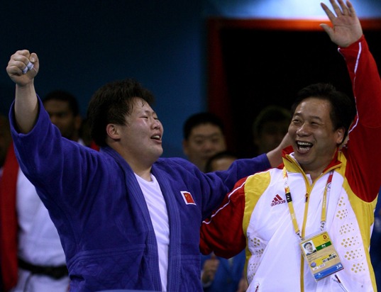 China's Tong Wen defeated reigning champion Maki Tsukada with eight seconds to go in heavyweight judo final on Friday at the Olympics, making the Chinese girl to be the first grand slam champion at the age of 25. Tong ipponed 26-year-old Tsukada with only eight seconds left in the five-minute showdown of women's over 78kg category judo when she was still behind the Japanese in score with an early lost of yuko. [Xinhua]