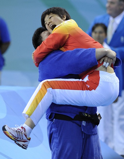 China's Tong Wen defeated reigning champion Maki Tsukada with eight seconds to go in heavyweight judo final on Friday at the Olympics, making the Chinese girl to be the first grand slam champion at the age of 25. Tong ipponed 26-year-old Tsukada with only eight seconds left in the five-minute showdown of women's over 78kg category judo when she was still behind the Japanese in score with an early lost of yuko. [Xinhua]