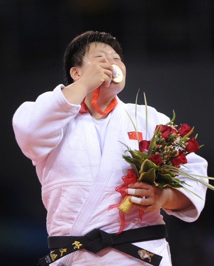 China's Tong Wen defeated reigning champion Maki Tsukada with eight seconds to go in heavyweight judo final on Friday at the Olympics, making the Chinese girl to be the first grand slam champion at the age of 25. Tong ipponed 26-year-old Tsukada with only eight seconds left in the five-minute showdown of women's over 78kg category judo when she was still behind the Japanese in score with an early lost of yuko. [Xinhua]