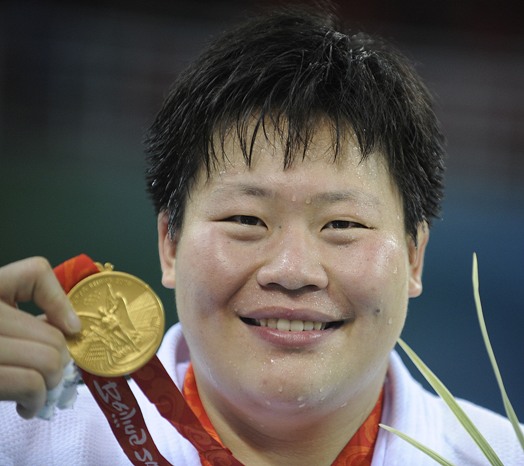 China's Tong Wen defeated reigning champion Maki Tsukada with eight seconds to go in heavyweight judo final on Friday at the Olympics, making the Chinese girl to be the first grand slam champion at the age of 25. Tong ipponed 26-year-old Tsukada with only eight seconds left in the five-minute showdown of women's over 78kg category judo when she was still behind the Japanese in score with an early lost of yuko. [Xinhua]