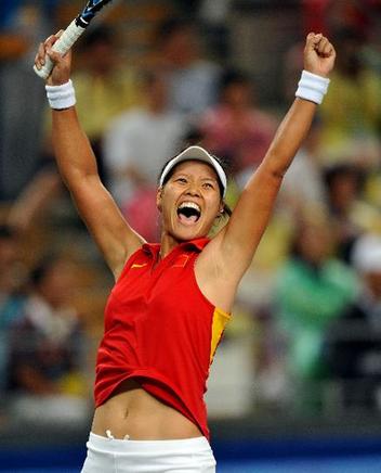 Chinese tennis player Li Na advances to the semifinal by knocking out Venus Williams in the quarterfinal of the women's singles tournament on Thursday, August 14.