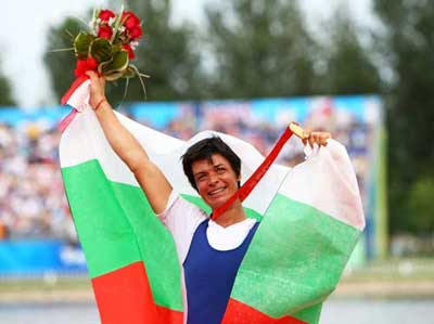Rumyana Neykova poses with her gold medal. [Vladimir Rys, Bongarts, Getty/BOCOG]