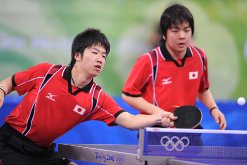 Jun Mizutani (L) and Seiya Kishikawa of Japan compete.[Xinhua]