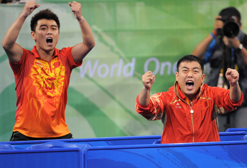 Head Coach Liu Guoliang (R) and Wang Hao cheer during the match.[xinhua]