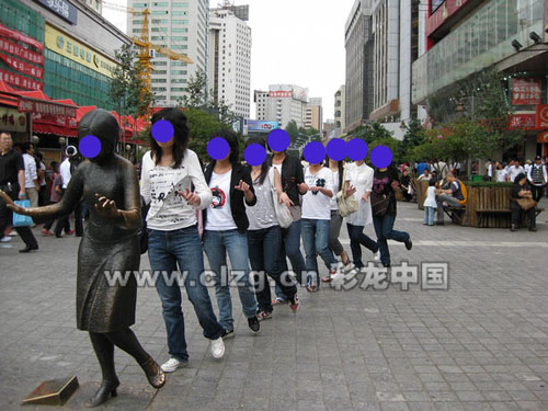 A group of youngsters participating in the 'Gen Zou' game as shown in this photo published on Friday, August 15, 2008. [Photo: clzg.cn]