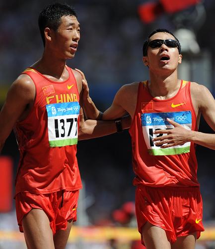 Chinese athletes Wang Hao (L) and Zhu Yafei (R)