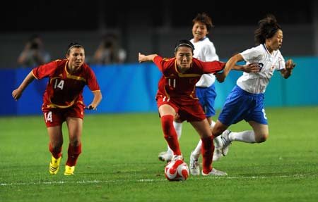 Pu Wei (2nd L) of China breaks through during Women's Quarterfinal-Match 22 between China and Japan of Beijing 2008 Olympic Games football event at QHD Stadium in Qinhuangdao, an Olympic co-host city in north China's Hebei Province, Aug. 15, 2008. Japan beat China 2-0. (Xinhua/Li Ziheng)