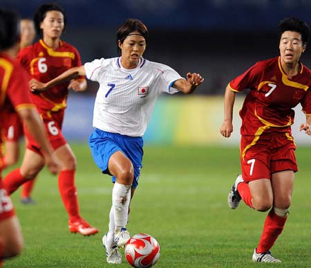 Kozue Ando (2nd R) of Japan vies for the ball during Women's Quarterinal-Match 22 between China and Japan of Beijing 2008 Olympic Games football event at QHD Stadium in Qinhuangdao, an Olympic co-host city in north China's Hebei Province, Aug. 15, 2008. Japan beat China 2-0. (Xinhua/Li Ziheng) 