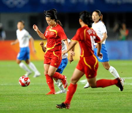 Zhang Na (L) of China controls the ball during Women's Quarterfinal-Match 22 between China and Japan of Beijing 2008 Olympic Games football event at QHD Stadium in Qinhuangdao, an Olympic co-host city in north China's Hebei Province, Aug. 15, 2008. Japan beat China 2-0. (Xinhua/Li Ziheng)