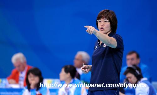 Lang Ping, head coach of the U.S. women's volleyball team, directs players during the women's preliminary pool A match 23 between China and the United States at the Beijing 2008 Olympic Games volleyball event in Beijing, China, Aug. 15, 2008. The U.S. beat China 3-2. (Xinhua/Zhao Zhongzhi)