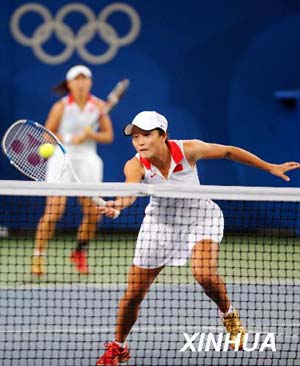 Zheng Jie and Yan Zi(R) competes against Russia's Kuznetsova Svetlana and Safina Dinara during women's doubles quarterfinal in Beijing on Saturday Aug. 16, 2008. Zhang Jie and Yan Zi won the match 6-3,5-7,10-8.(Xinhua/Xing Guangli)