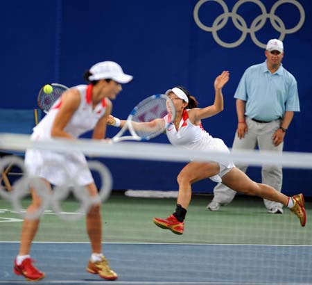 Zheng Jie and Yan Zi(L) competes against Russia's Kuznetsova Svetlana and Safina Dinara during women's doubles quarterfinal in Beijing on Saturday Aug. 16, 2008. Zhang Jie and Yan Zi won the match 6-3,5-7,10-8.(Xinhua/Zou Zheng)
