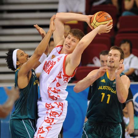 Andrey Vorontsevich (C) of Russia rebounds during the match Russia vs Australia in men's preliminary round group A of the Beijing 2008 Olympic Games Basketball event in Beijing, China, Aug. 16, 2008. Australia beat Russia 95-80. (Xinhua/Li Jundong) 
