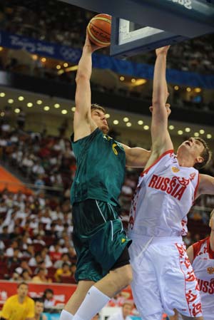Andrew Bogut (L) of Australia tries to dunk during the match Russia vs Australia in men's preliminary round group A of the Beijing 2008 Olympic Games Basketball event in Beijing, China, Aug. 16, 2008. Australia beat Russia 95-80. (Xinhua/Li Jundong) 