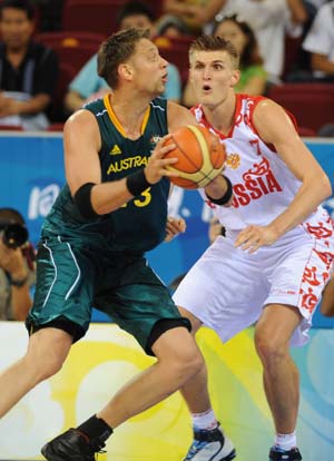 Andrey Kirilenko (R) of Russia defends David Andersen of Australia during the match Russia VS Australia in men's preliminary round group A of the Beijing 2008 Olympic Games Basketball event in Beijing, China, Aug. 16, 2008. Australia beat Russia 95-80. (Xinhua/Li Jundong) 