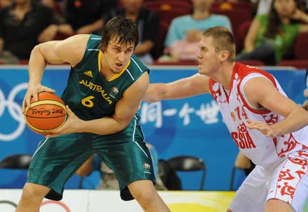 Andrew Bogut (L) of Australia vies with Aleksey Savrasenko of Russia during the match Russia VS Australia in men's preliminary round group A of the Beijing 2008 Olympic Games Basketball event in Beijing, China, Aug. 16, 2008. Australia beat Russia 95-80. (Xinhua/Li Jundong)