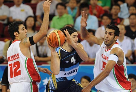 Luis Alberto Scola (C) of Argentina avoids defence during the match Iran VS Argentina in men's preliminary round group A of the Beijing 2008 Olympic Games Basketball event in Beijing, China, Aug. 16, 2008. Argentina beat Iran 97-82.