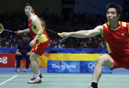 He Hanbin and Yu Yang (back) of China compete against Liliyana and Nova Widianto of Indonesia at the mixed doubles semifinal during the Beijing 2008 Olympic Games badminton event, in Beijing, China, Aug. 16, 2008. Liliyana and Nova Widianto won the match 2-1. 