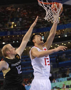  Yao Ming (R) of China lays up during the match China VS Germany in men's preliminary round group B of the Beijing 2008 Olympic Games Basketball event in Beijing, China, Aug. 16, 2008. 