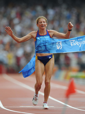 Constantina Tomescu of Roumania lunges into the finish line during women's marathon final at the National Stadium, also known as the Bird's Nest, during Beijing 2008 Olympic Games in Beijing, China, Aug. 17, 2008. Tomescu claimed the title of the event . [Xinhua]