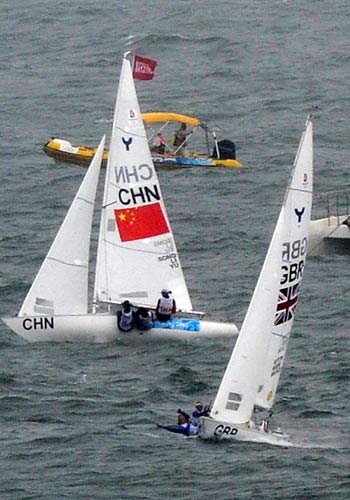 The British team (R) competes during the Yngling medal race at the Beijing 2008 Olympic Games sailing event at Qingdao Olympic Sailing Center in Qingdao, an-Olympic co-host city in eastern China’s Shandong Province, Aug. 17, 2008. The British team won the gold medal of the event. [Song Zhenping/Xinhua] 