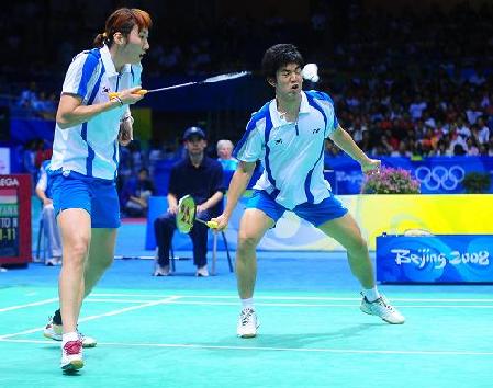 South Korean pair Lee Hyo-jung/Lee Yong-dae claimed the badminton mixed doubles title at the Beijing Olympics on Sunday, beating Nova Widianto/Liliyana from Indonesia 21-11, 21-17 in the final.