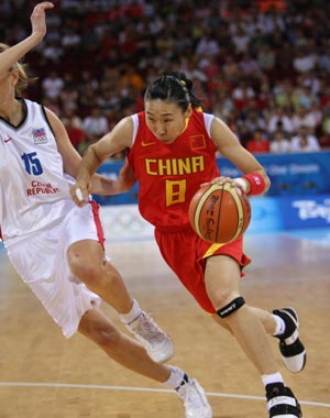 Miao Lijie (R) of China breaks through during Women's Preliminary Rnd Group B - Game 53 between China and Czech Republic at Olympic Basketball Gymnasium in Beijing, China, Aug. 17, 2008. China beat Czech 79-63. 